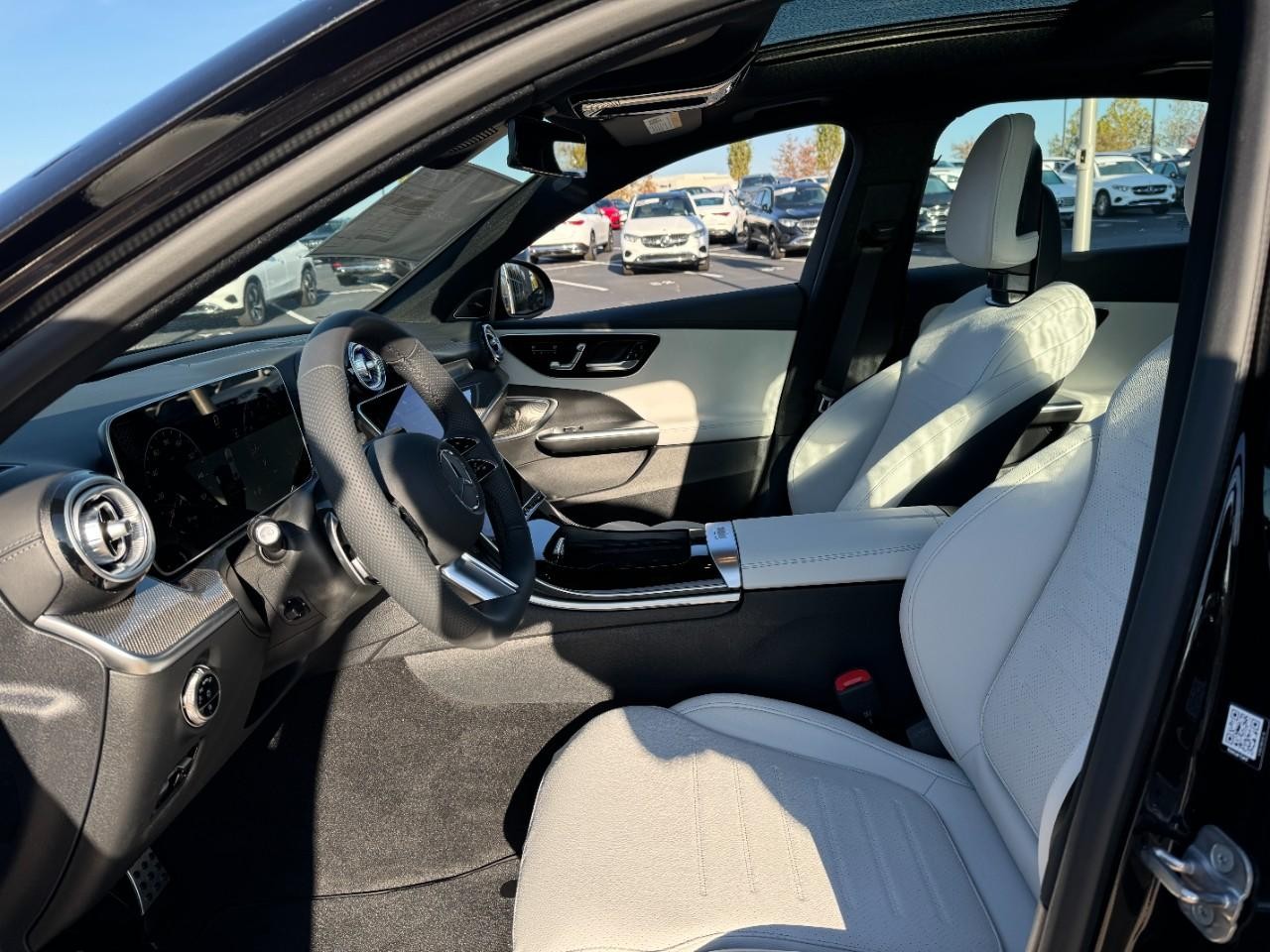 Mercedes-Benz C-Class Vehicle Full-screen Gallery Image 27