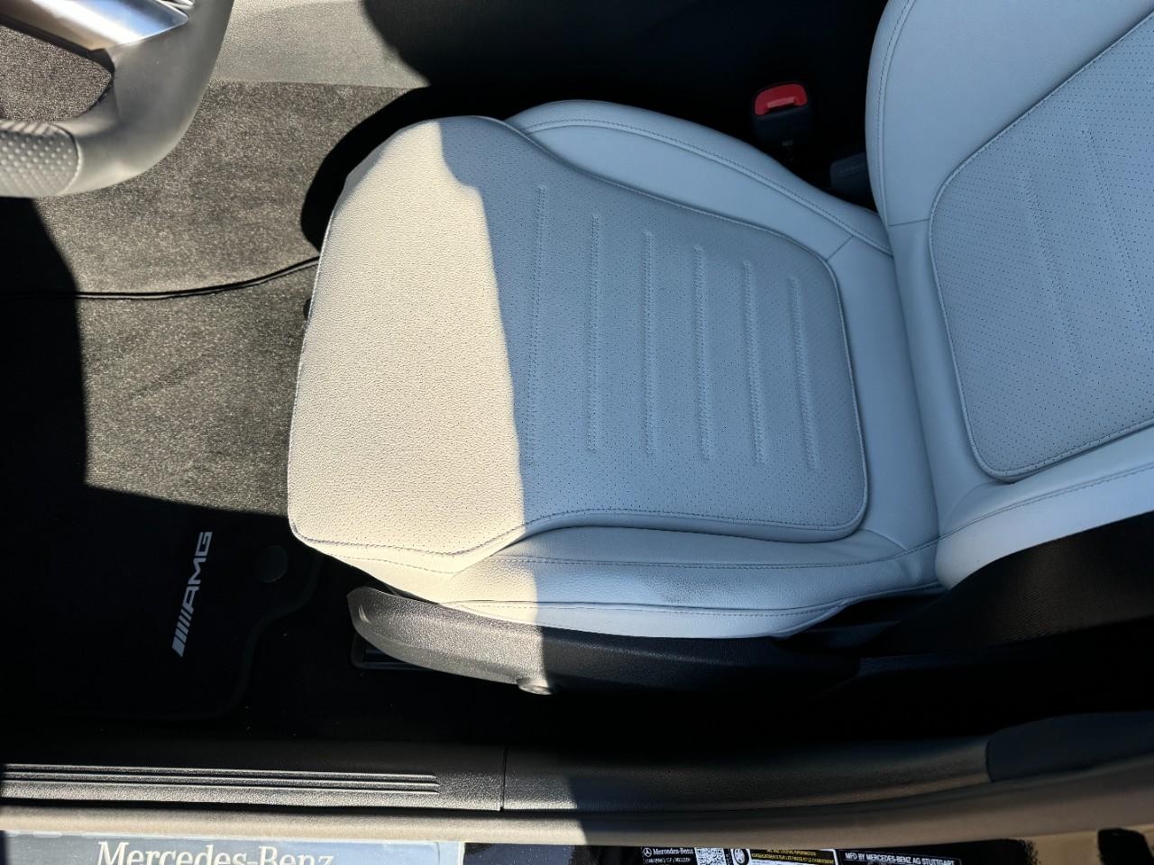 Mercedes-Benz C-Class Vehicle Full-screen Gallery Image 28