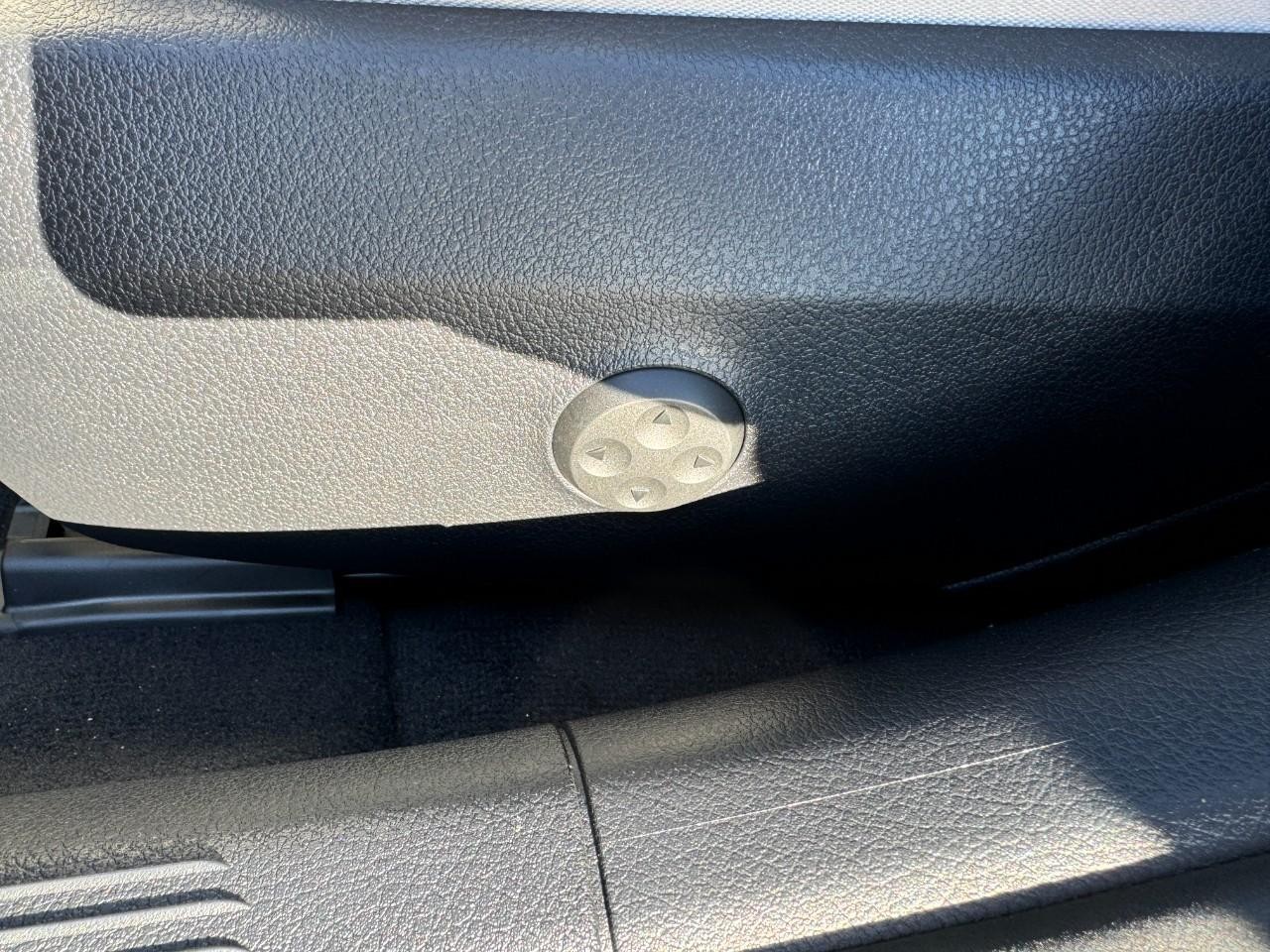 Mercedes-Benz C-Class Vehicle Full-screen Gallery Image 29