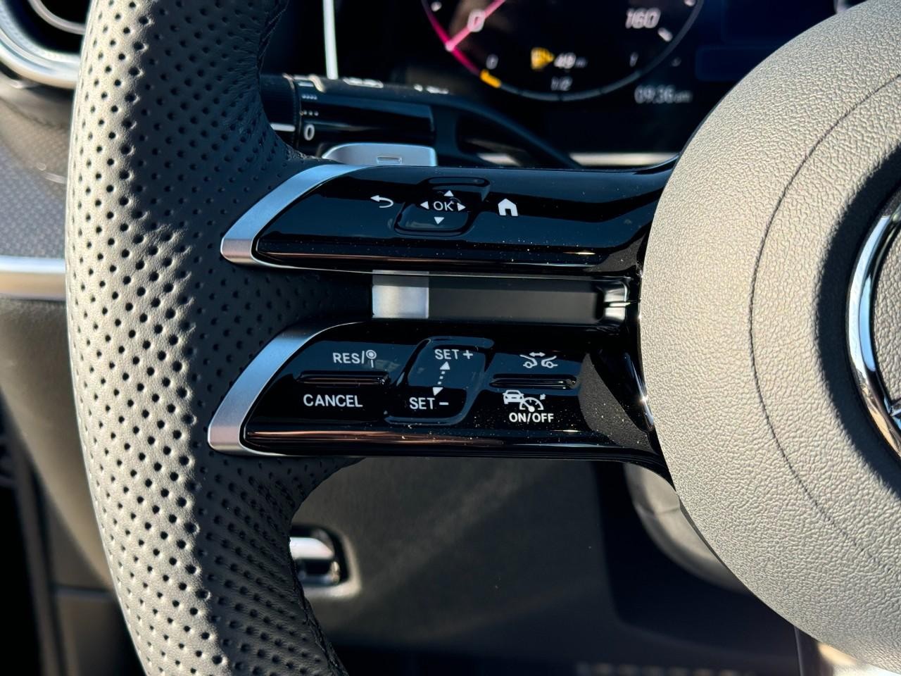 Mercedes-Benz C-Class Vehicle Full-screen Gallery Image 31