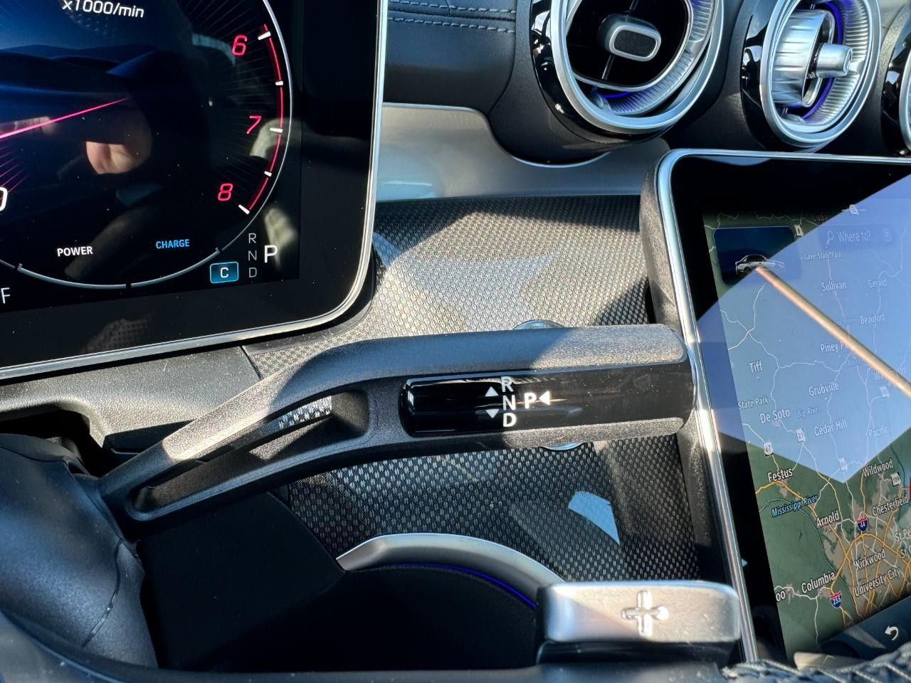 Mercedes-Benz C-Class Vehicle Full-screen Gallery Image 34