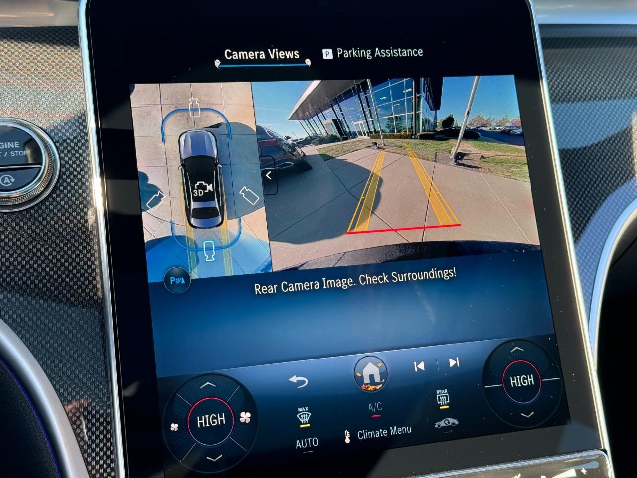 Mercedes-Benz C-Class Vehicle Full-screen Gallery Image 35