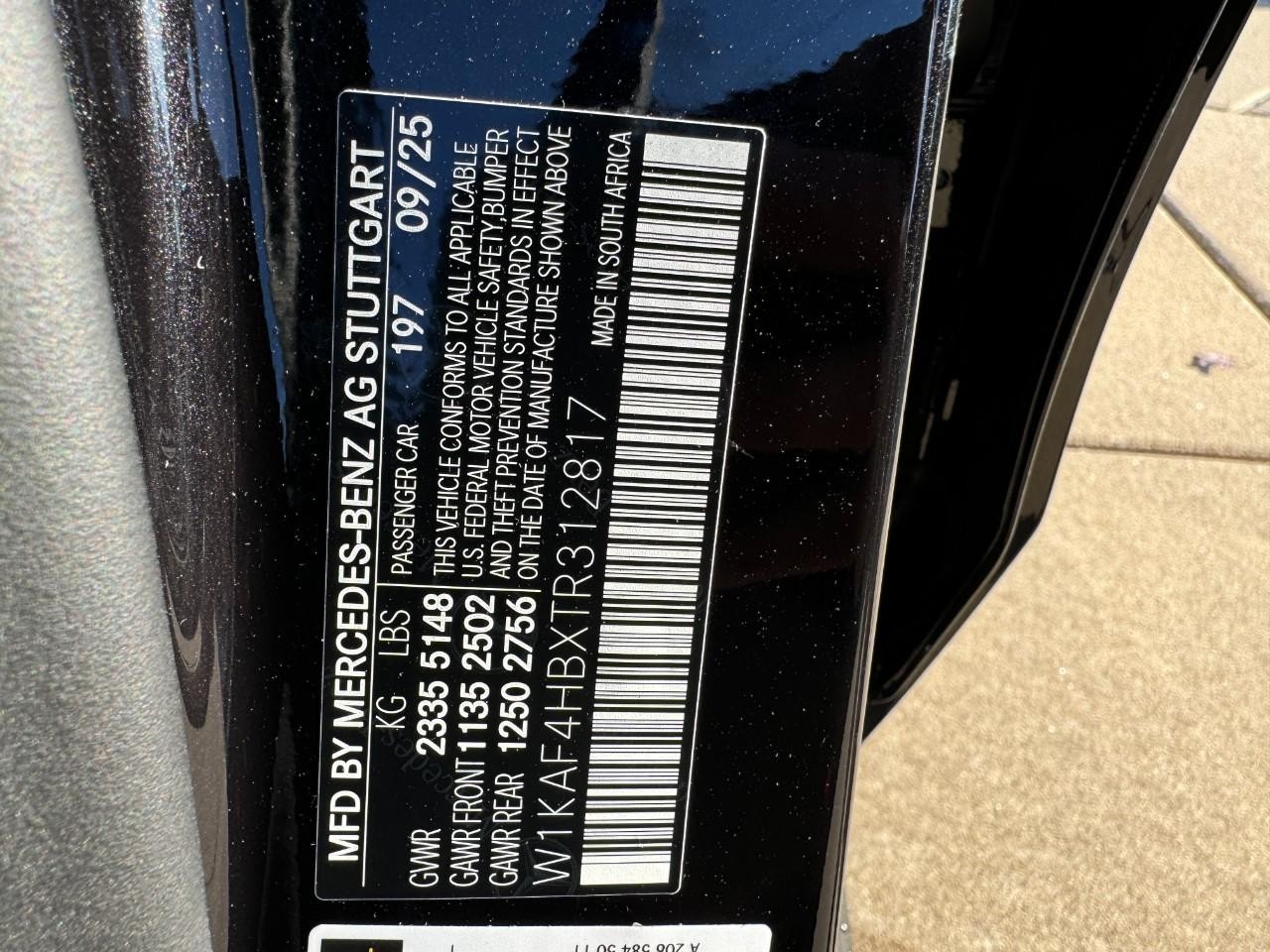 Mercedes-Benz C-Class Vehicle Full-screen Gallery Image 36