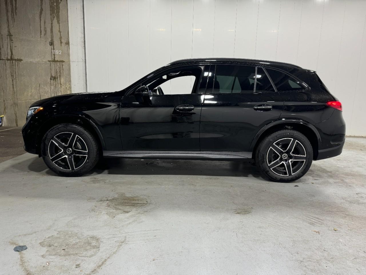 Mercedes-Benz GLC Vehicle Full-screen Gallery Image 2