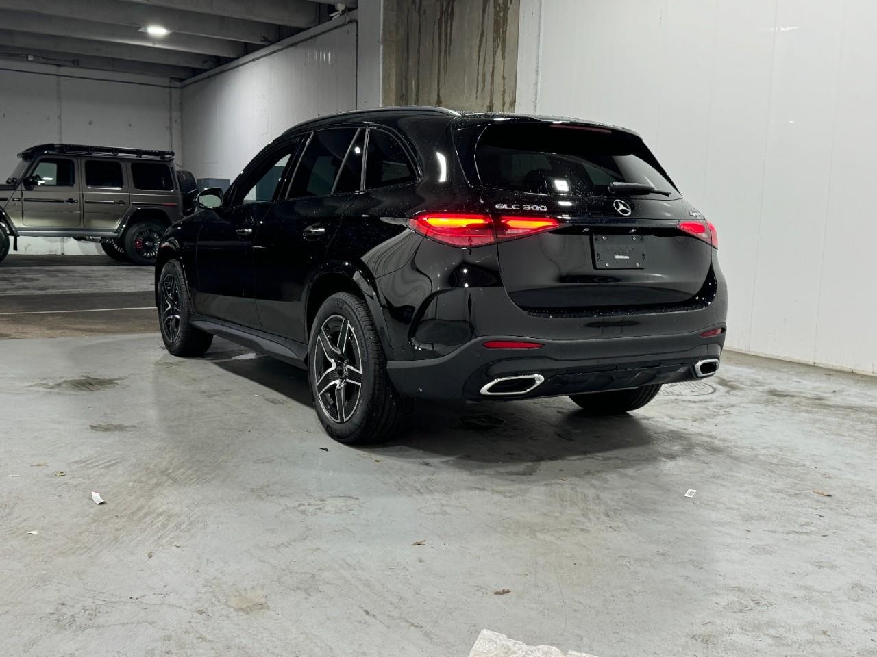 Mercedes-Benz GLC Vehicle Full-screen Gallery Image 3