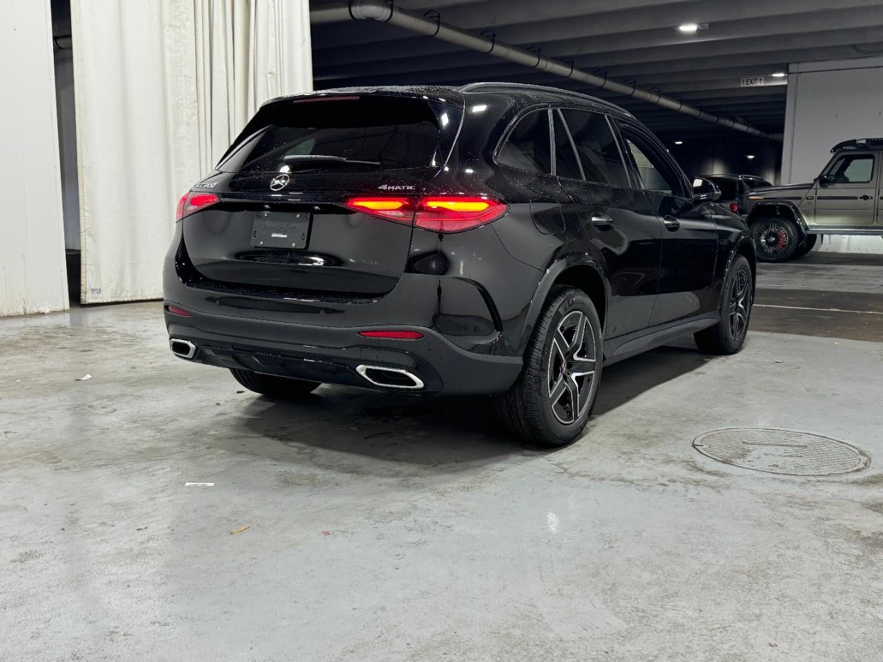 Mercedes-Benz GLC Vehicle Full-screen Gallery Image 4