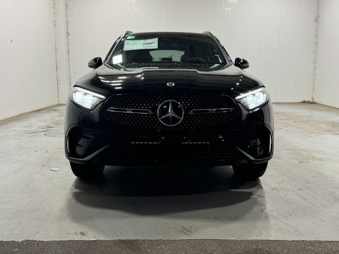 Mercedes-Benz GLC Vehicle Full-screen Gallery Image 7