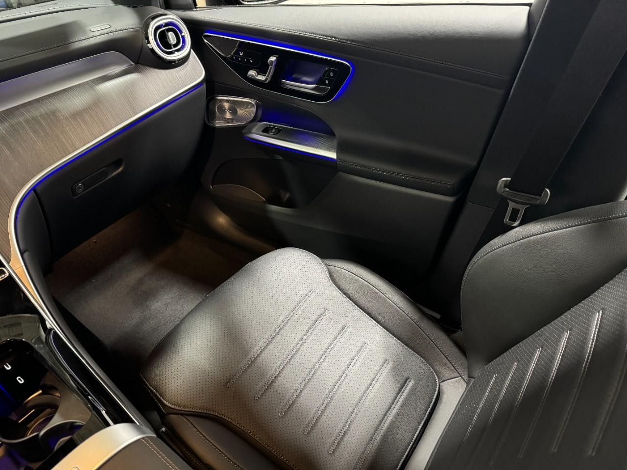 Mercedes-Benz GLC Vehicle Full-screen Gallery Image 12