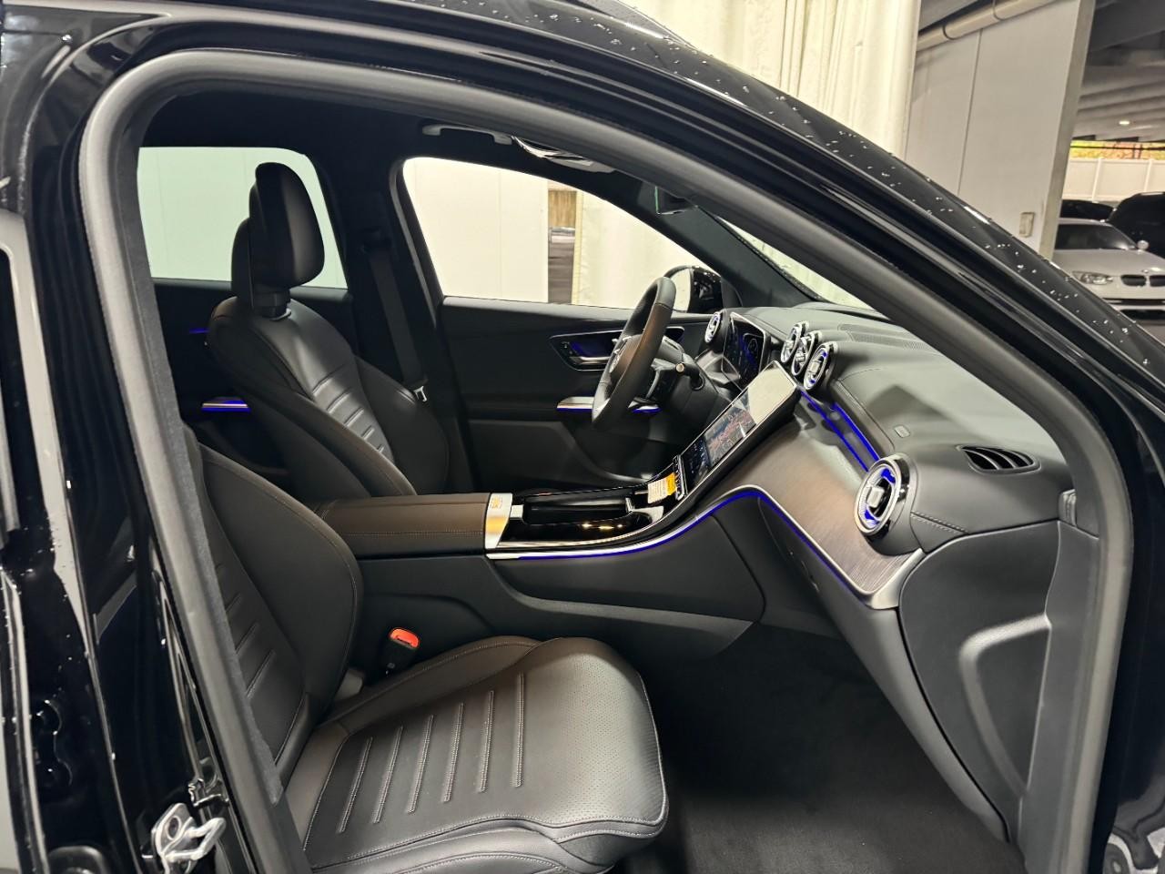 Mercedes-Benz GLC Vehicle Full-screen Gallery Image 13