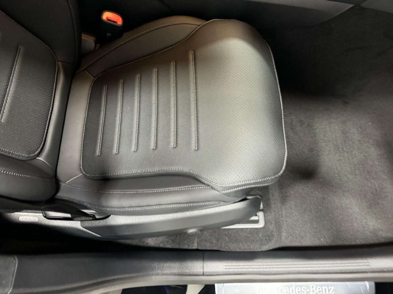 Mercedes-Benz GLC Vehicle Full-screen Gallery Image 14