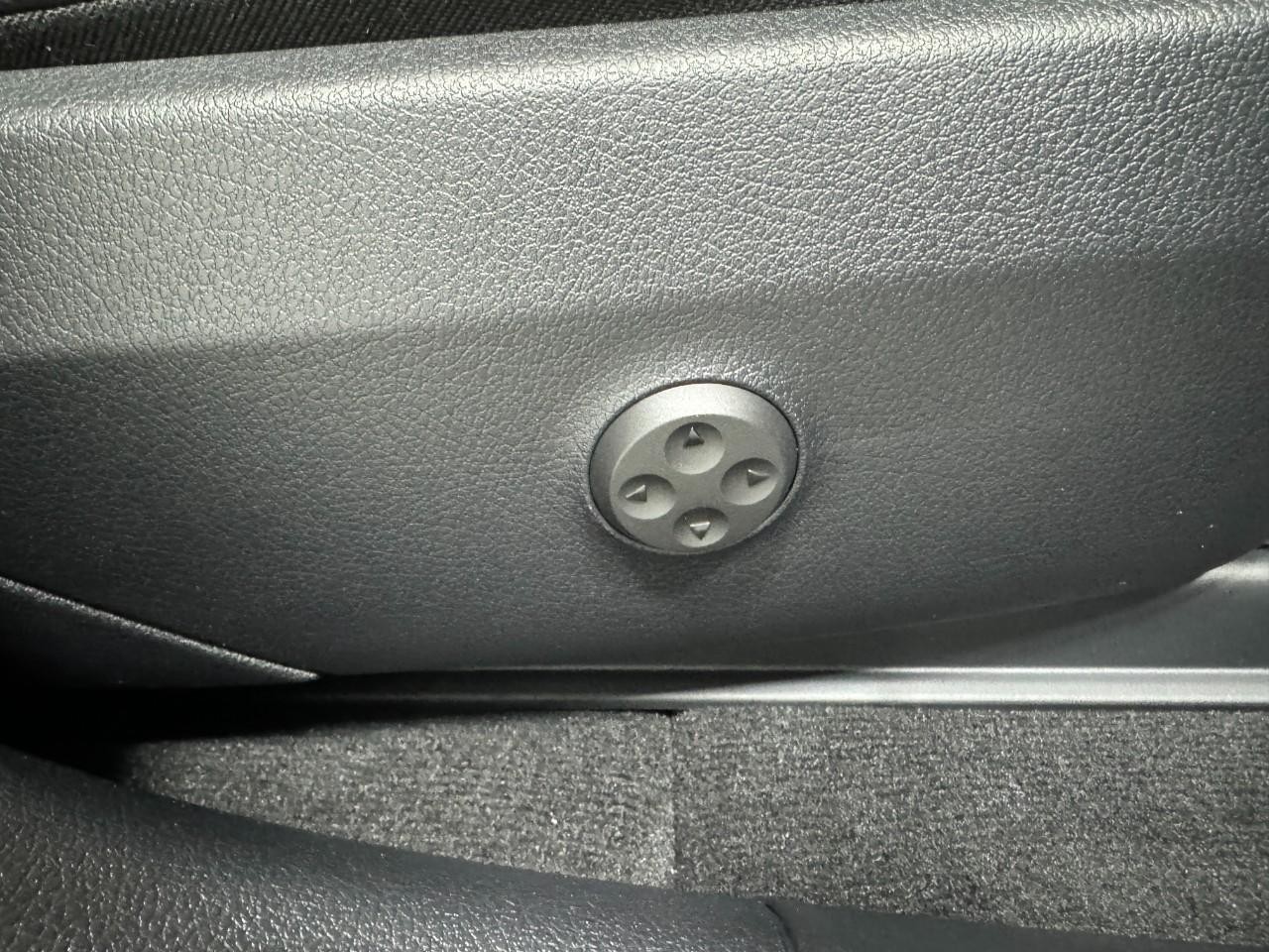 Mercedes-Benz GLC Vehicle Full-screen Gallery Image 15