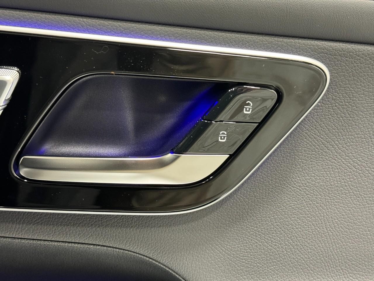 Mercedes-Benz GLC Vehicle Full-screen Gallery Image 17