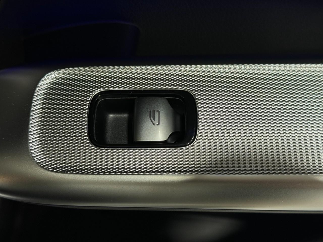 Mercedes-Benz GLC Vehicle Full-screen Gallery Image 18