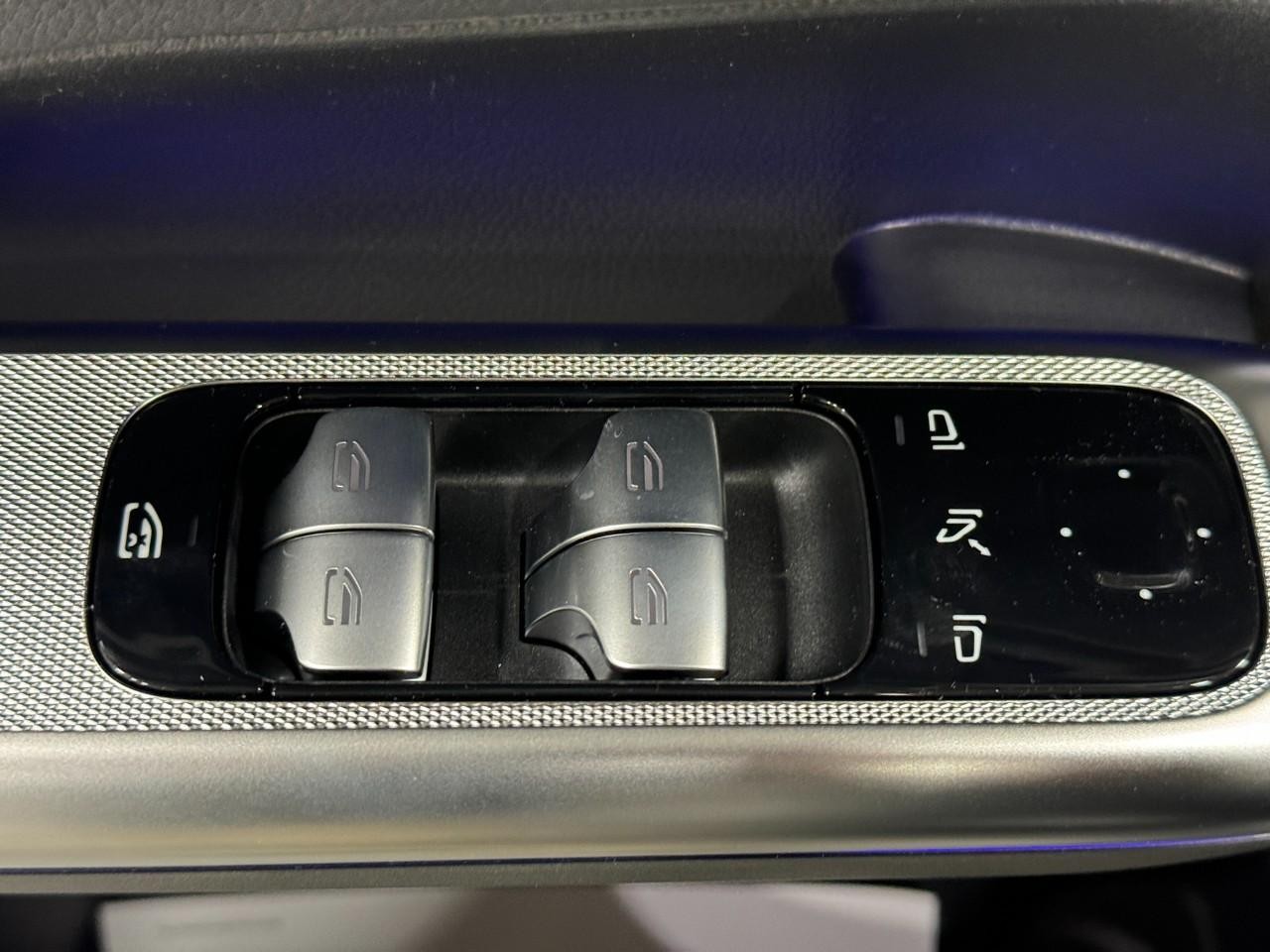 Mercedes-Benz GLC Vehicle Full-screen Gallery Image 21