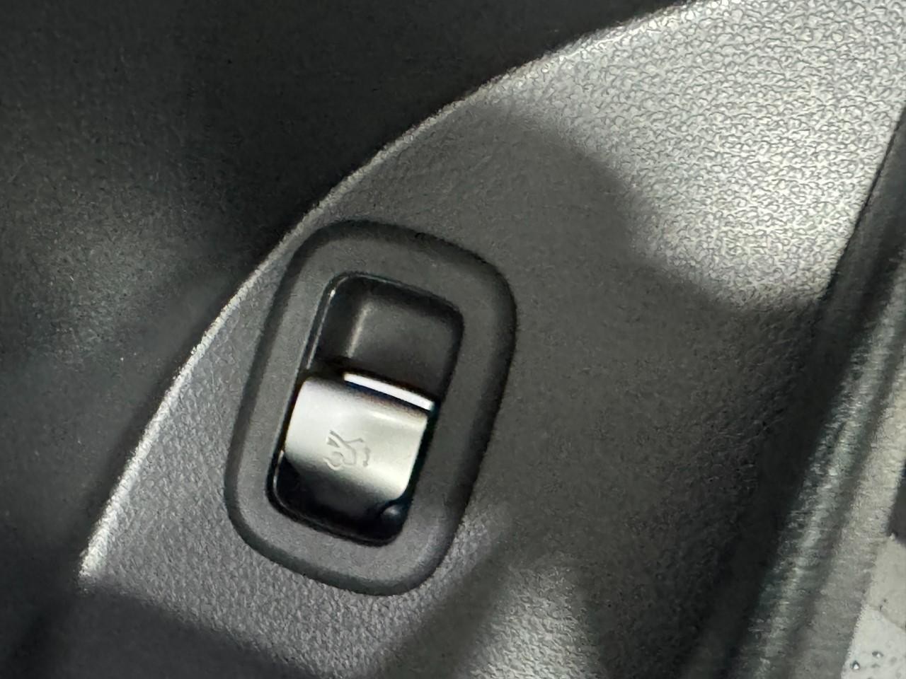 Mercedes-Benz GLC Vehicle Full-screen Gallery Image 23