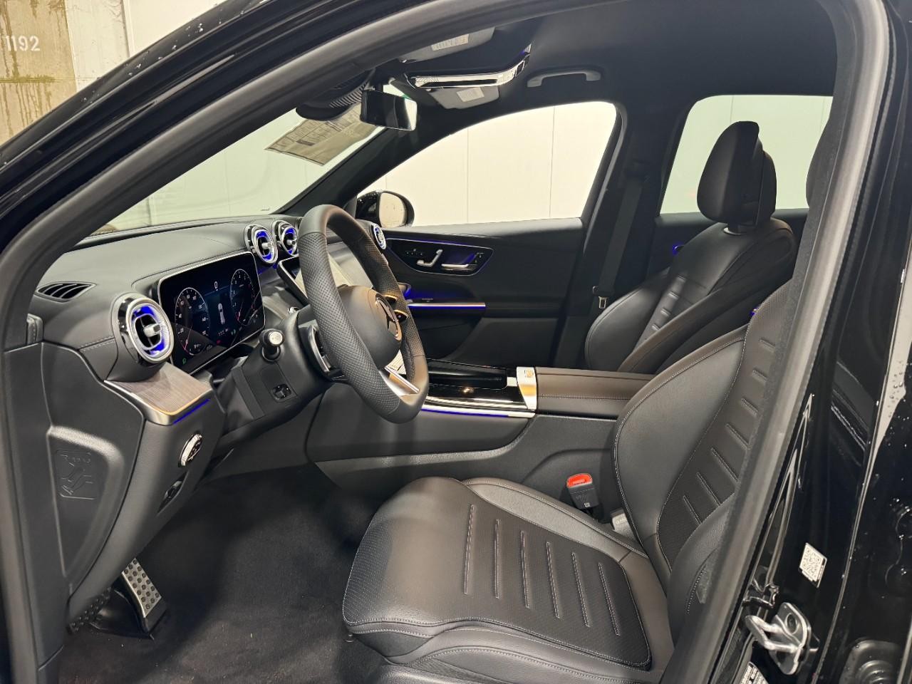 Mercedes-Benz GLC Vehicle Full-screen Gallery Image 24