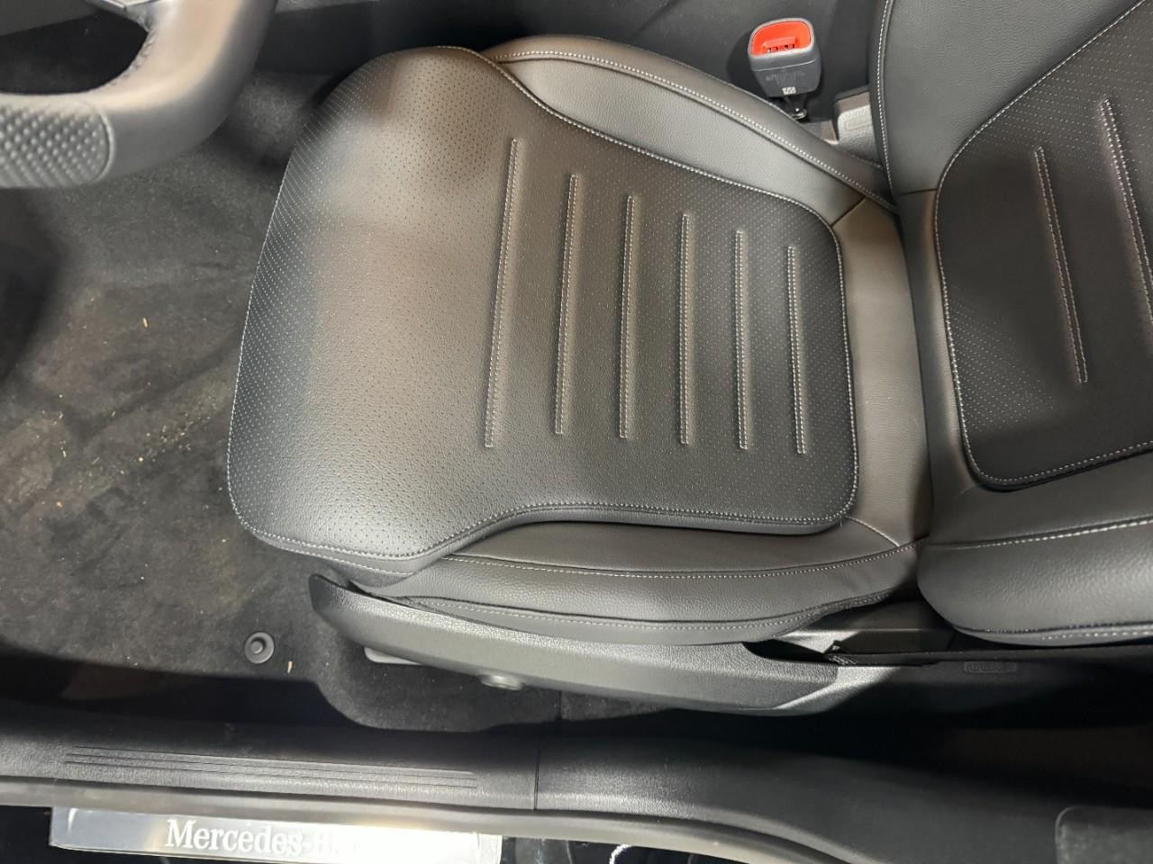 Mercedes-Benz GLC Vehicle Full-screen Gallery Image 25