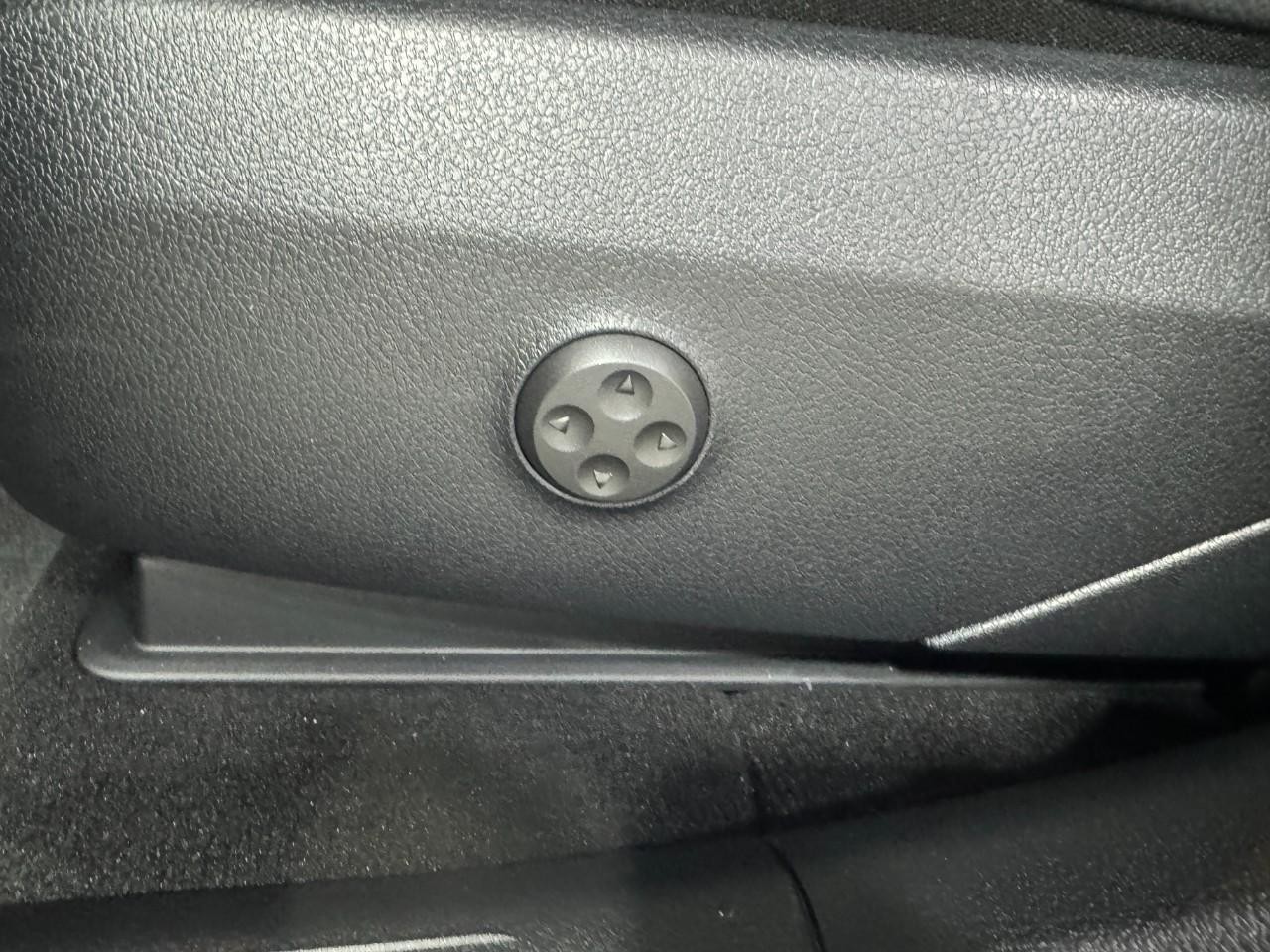 Mercedes-Benz GLC Vehicle Full-screen Gallery Image 26