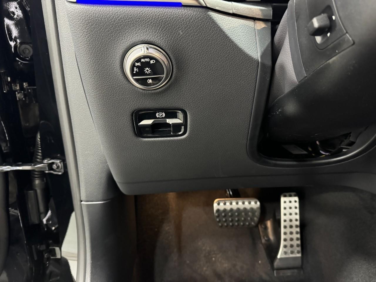 Mercedes-Benz GLC Vehicle Full-screen Gallery Image 27