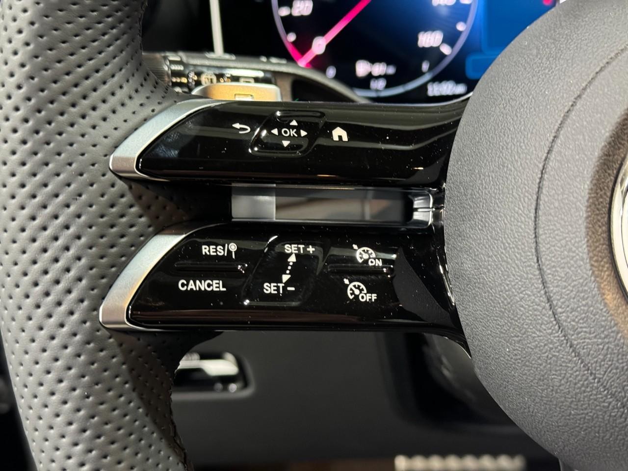 Mercedes-Benz GLC Vehicle Full-screen Gallery Image 28