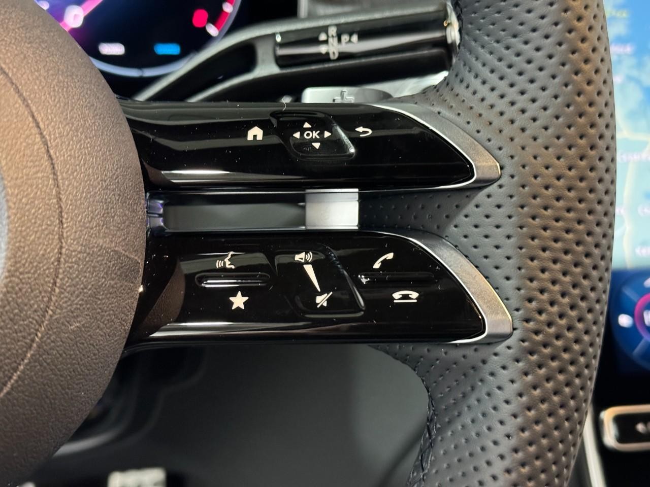 Mercedes-Benz GLC Vehicle Full-screen Gallery Image 29