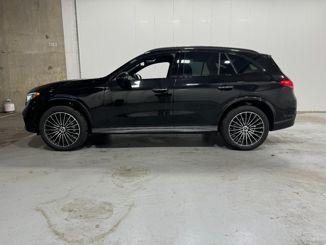 Mercedes-Benz GLC Vehicle Full-screen Gallery Image 2