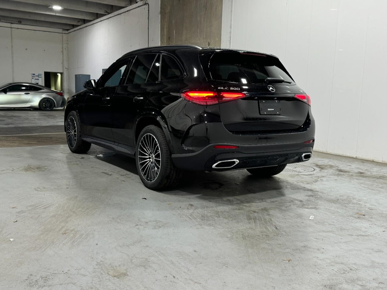 Mercedes-Benz GLC Vehicle Full-screen Gallery Image 3