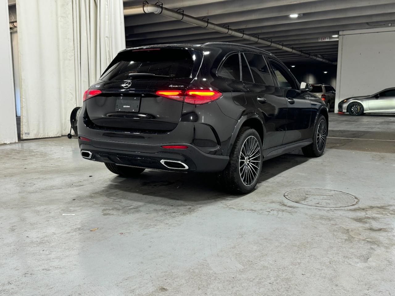 Mercedes-Benz GLC Vehicle Full-screen Gallery Image 4