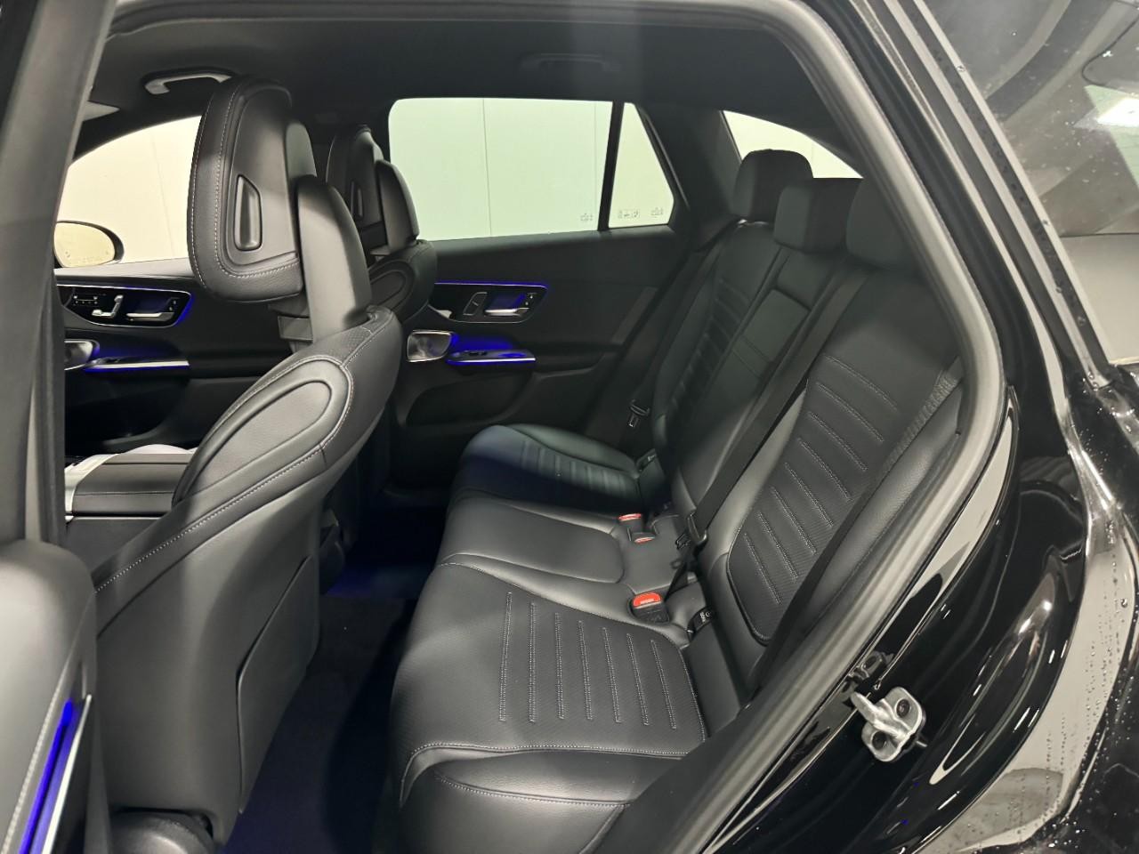 Mercedes-Benz GLC Vehicle Full-screen Gallery Image 8