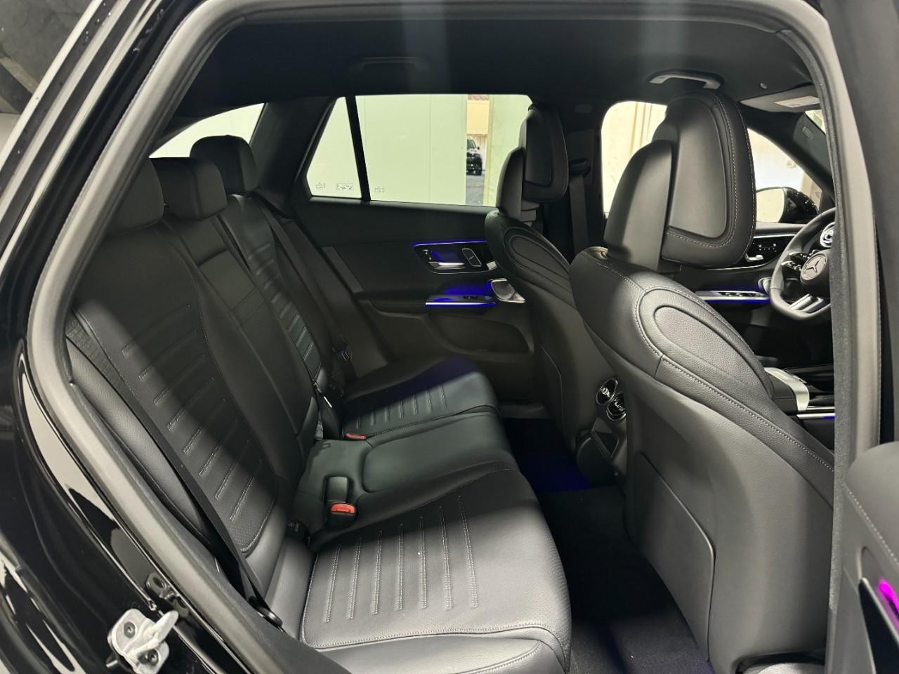 Mercedes-Benz GLC Vehicle Full-screen Gallery Image 10