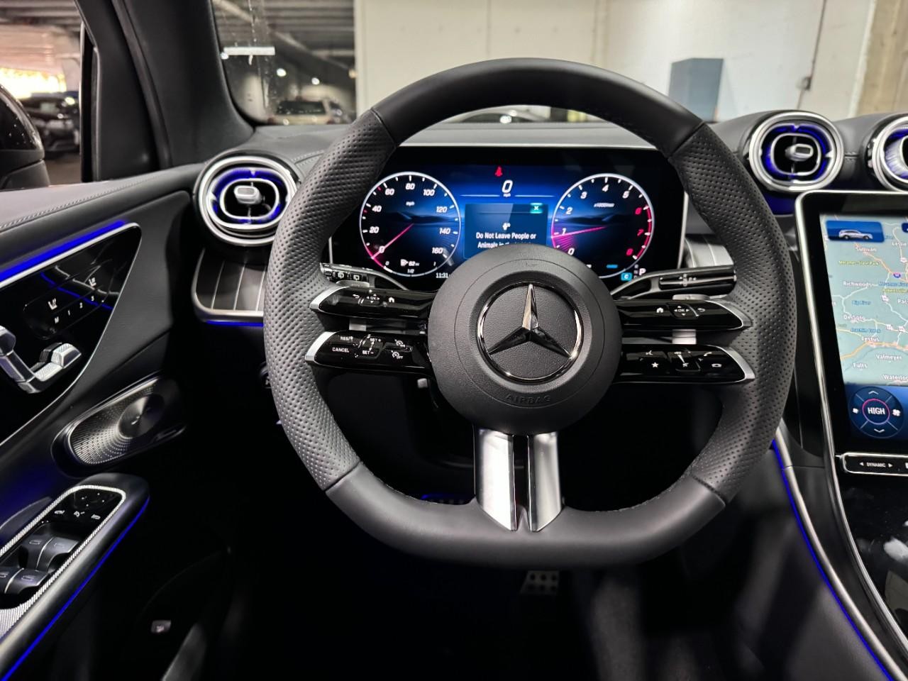Mercedes-Benz GLC Vehicle Full-screen Gallery Image 12