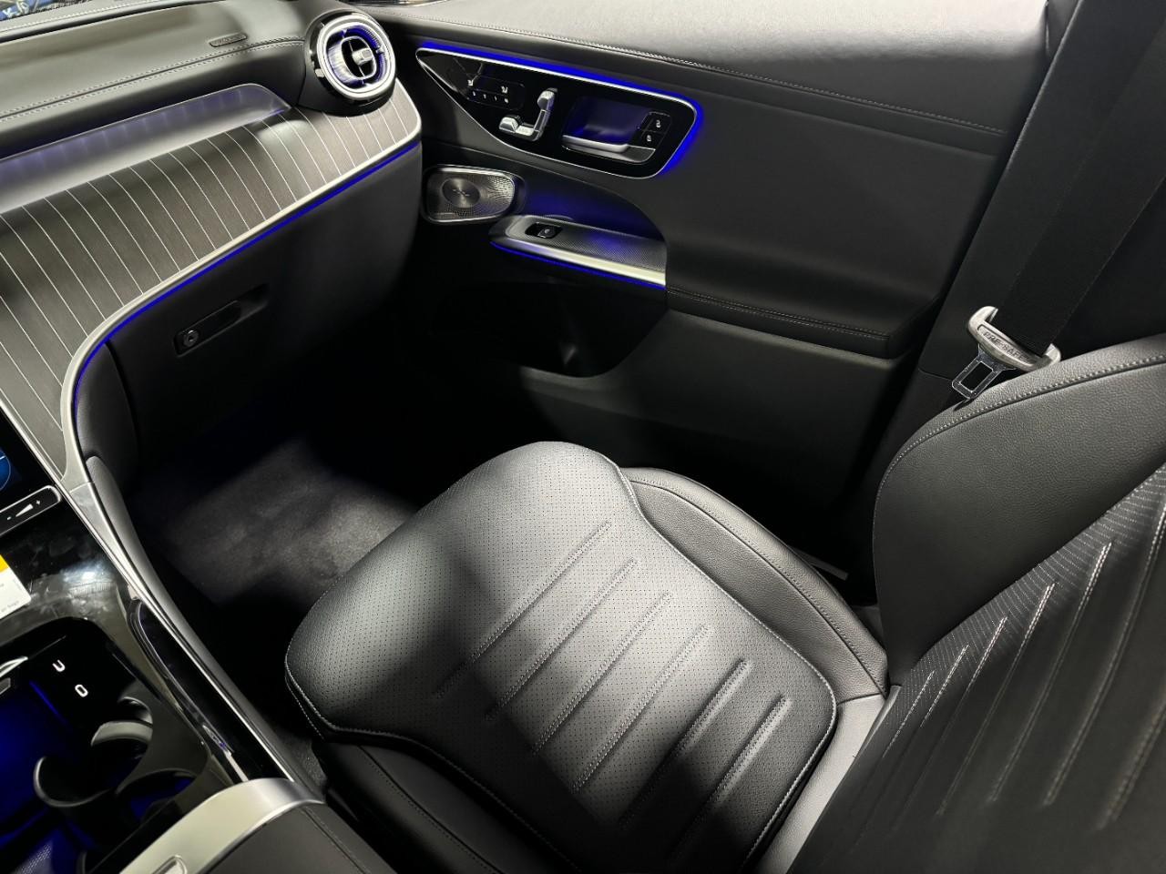 Mercedes-Benz GLC Vehicle Full-screen Gallery Image 14