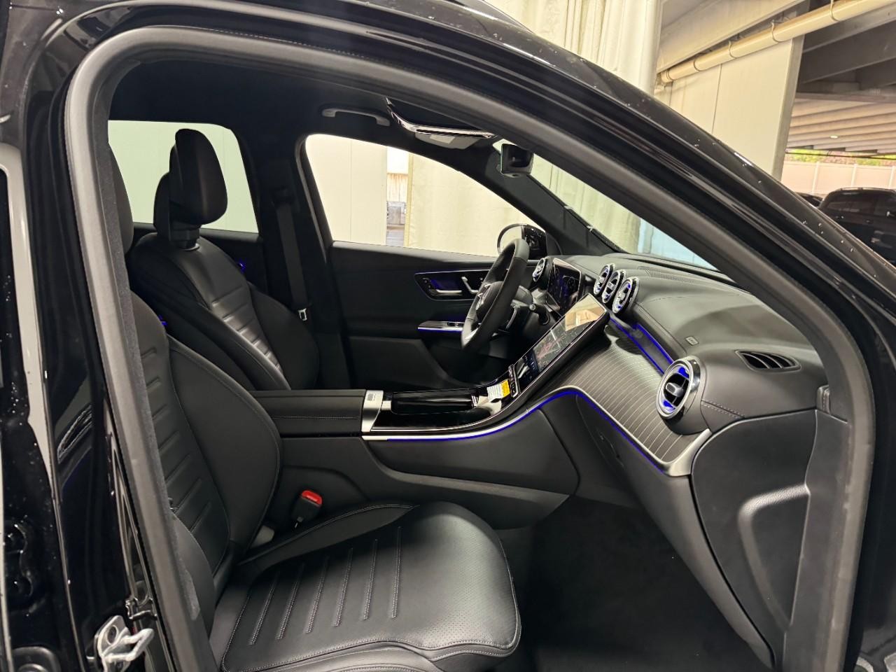 Mercedes-Benz GLC Vehicle Full-screen Gallery Image 15