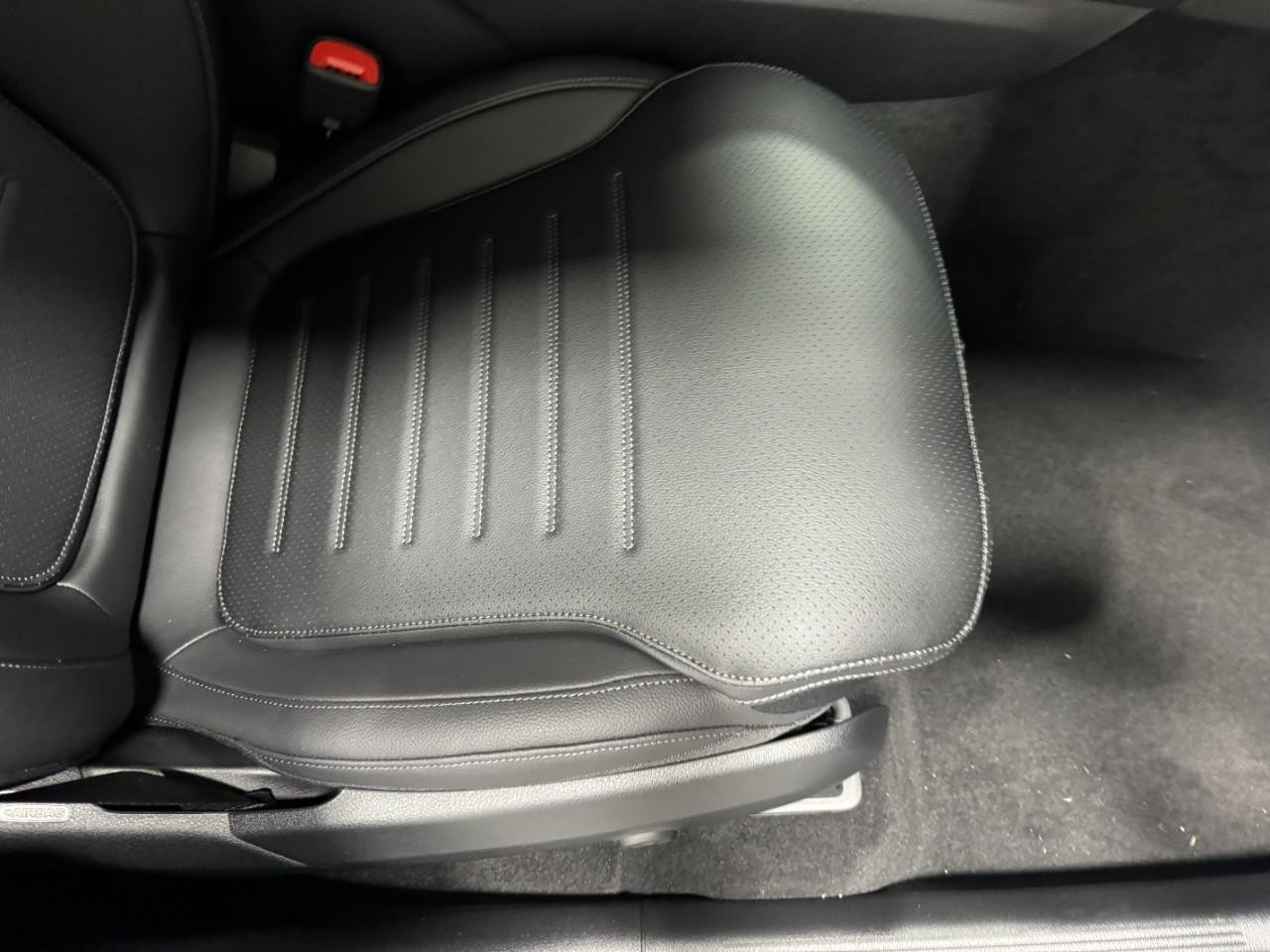 Mercedes-Benz GLC Vehicle Full-screen Gallery Image 16