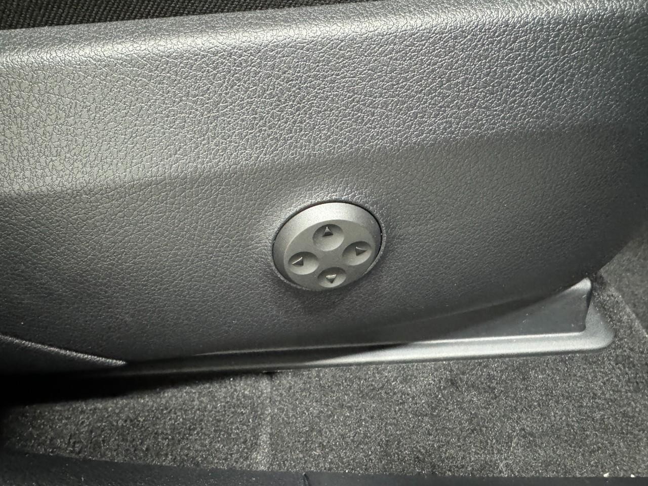 Mercedes-Benz GLC Vehicle Full-screen Gallery Image 17