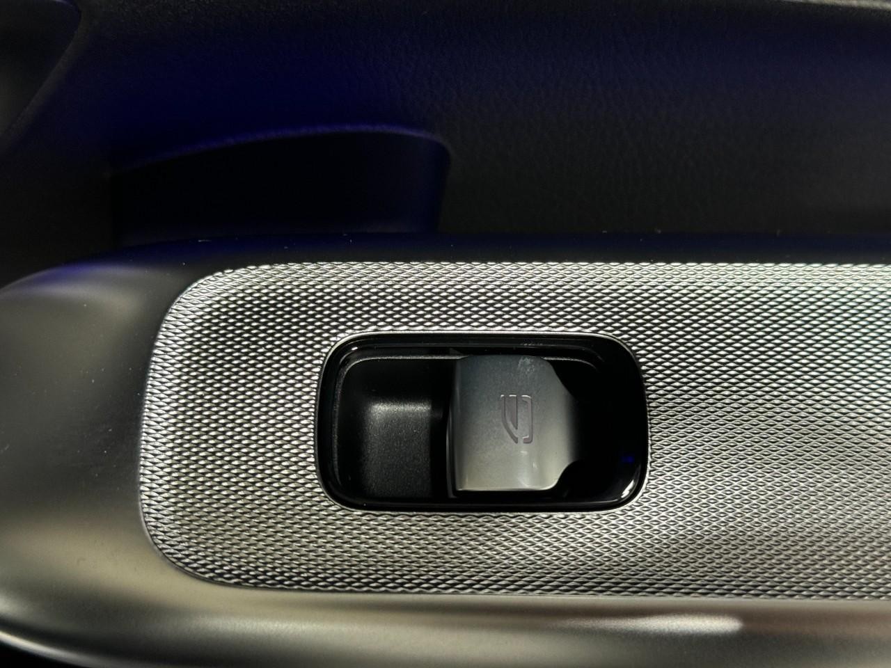 Mercedes-Benz GLC Vehicle Full-screen Gallery Image 20