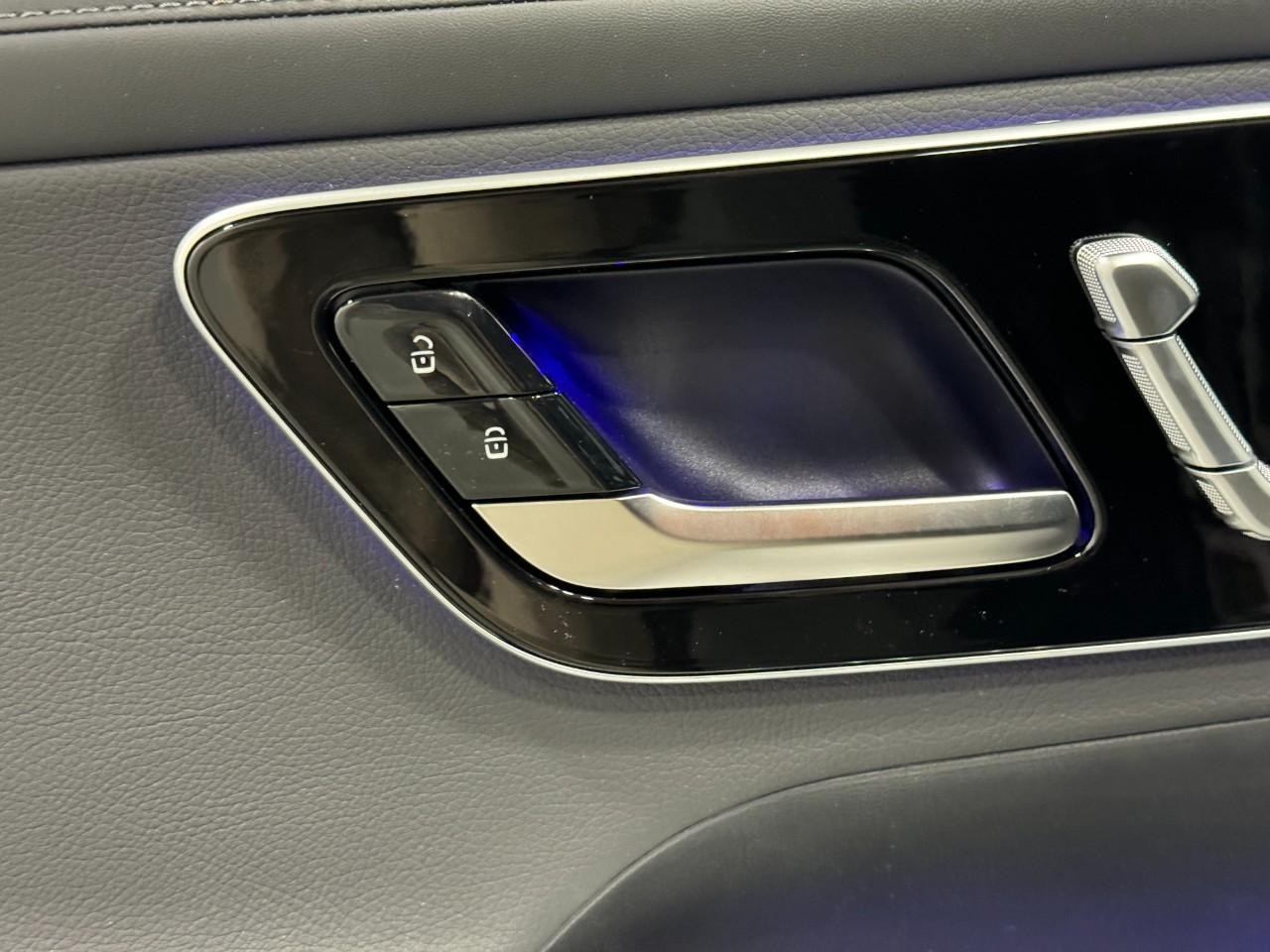 Mercedes-Benz GLC Vehicle Full-screen Gallery Image 22