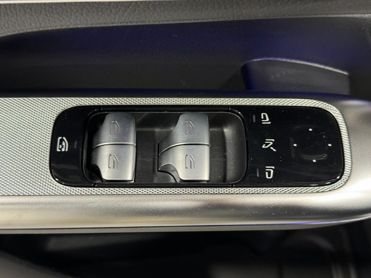 Mercedes-Benz GLC Vehicle Full-screen Gallery Image 23