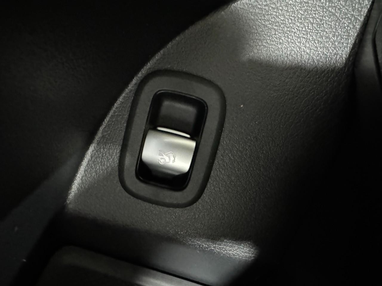 Mercedes-Benz GLC Vehicle Full-screen Gallery Image 25