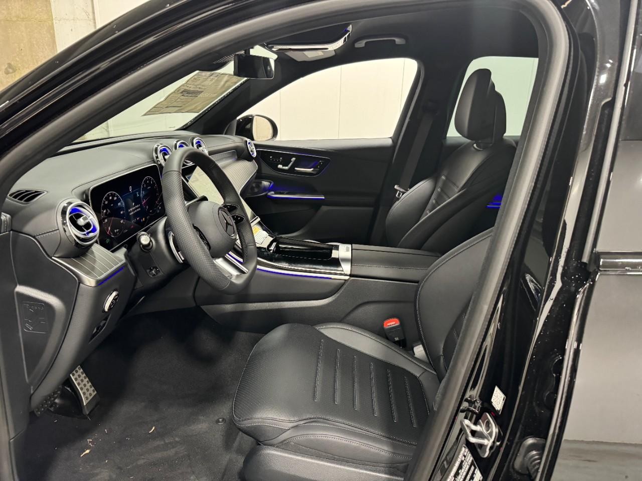 Mercedes-Benz GLC Vehicle Full-screen Gallery Image 26