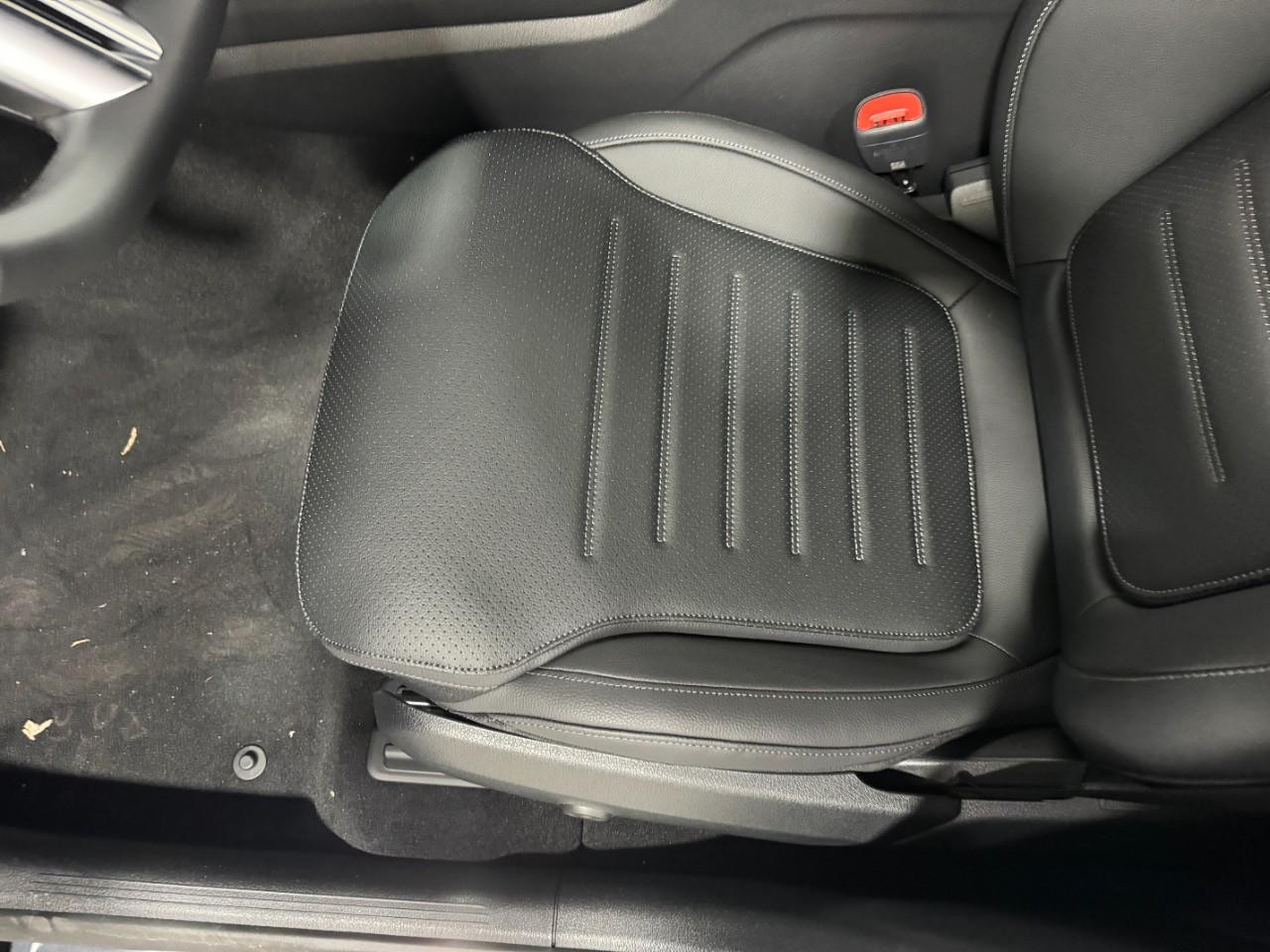 Mercedes-Benz GLC Vehicle Full-screen Gallery Image 27