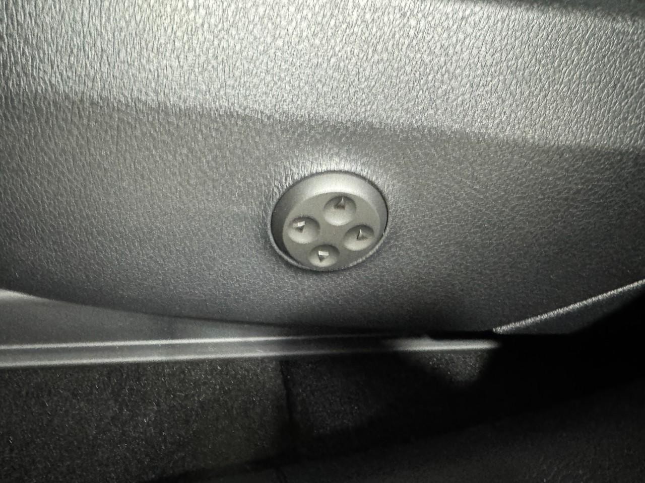 Mercedes-Benz GLC Vehicle Full-screen Gallery Image 28