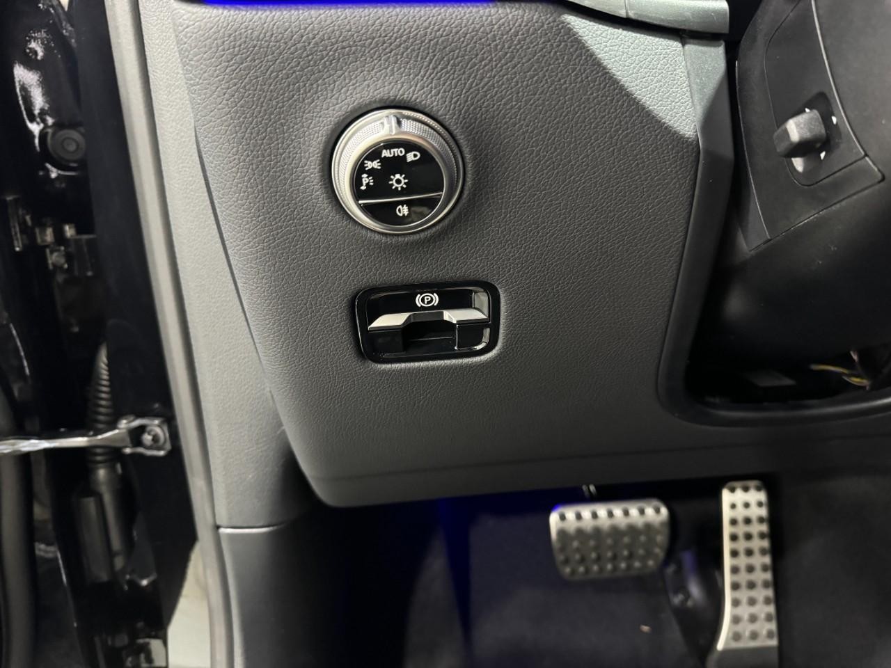 Mercedes-Benz GLC Vehicle Full-screen Gallery Image 29