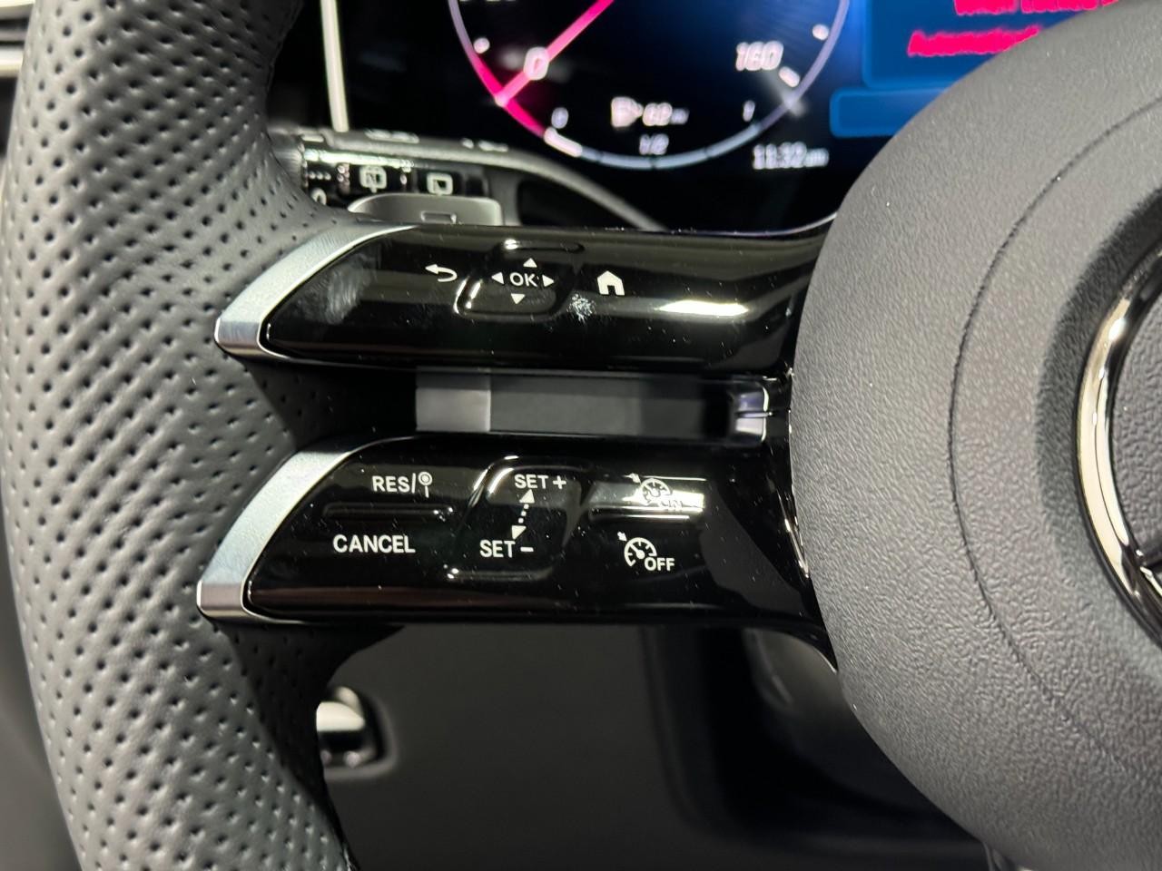 Mercedes-Benz GLC Vehicle Full-screen Gallery Image 30