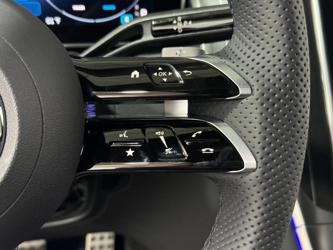 Mercedes-Benz GLC Vehicle Full-screen Gallery Image 31