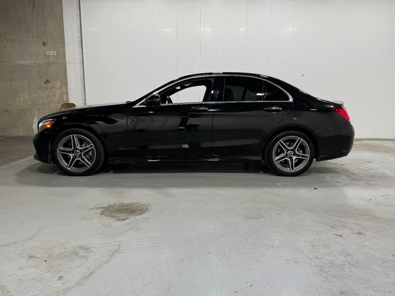 Mercedes-Benz C-Class Vehicle Full-screen Gallery Image 2