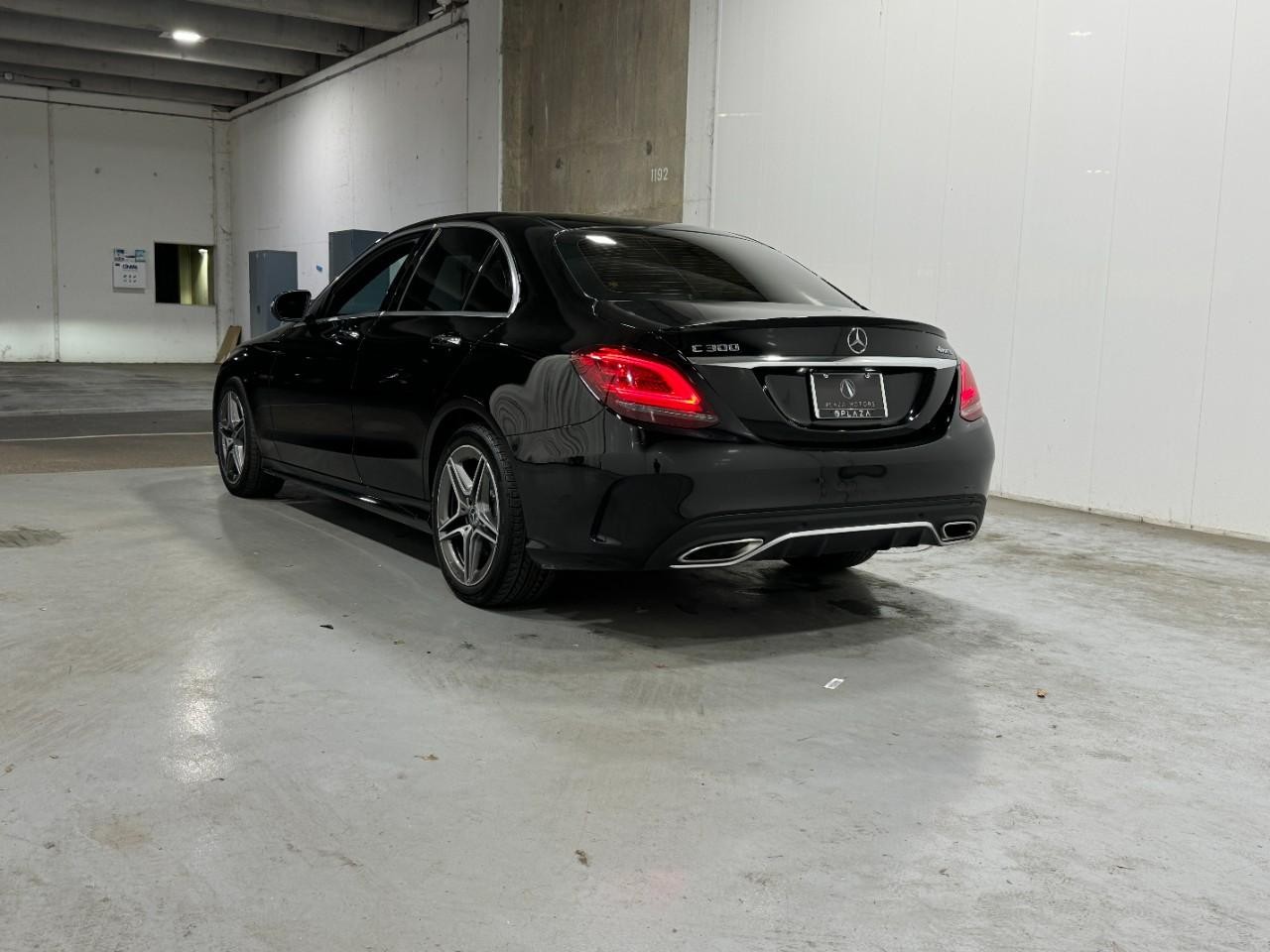 Mercedes-Benz C-Class Vehicle Full-screen Gallery Image 3