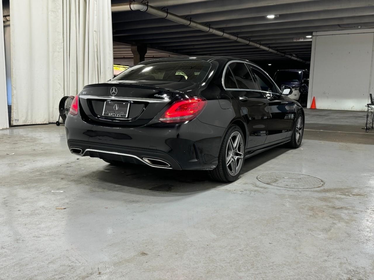 Mercedes-Benz C-Class Vehicle Full-screen Gallery Image 4