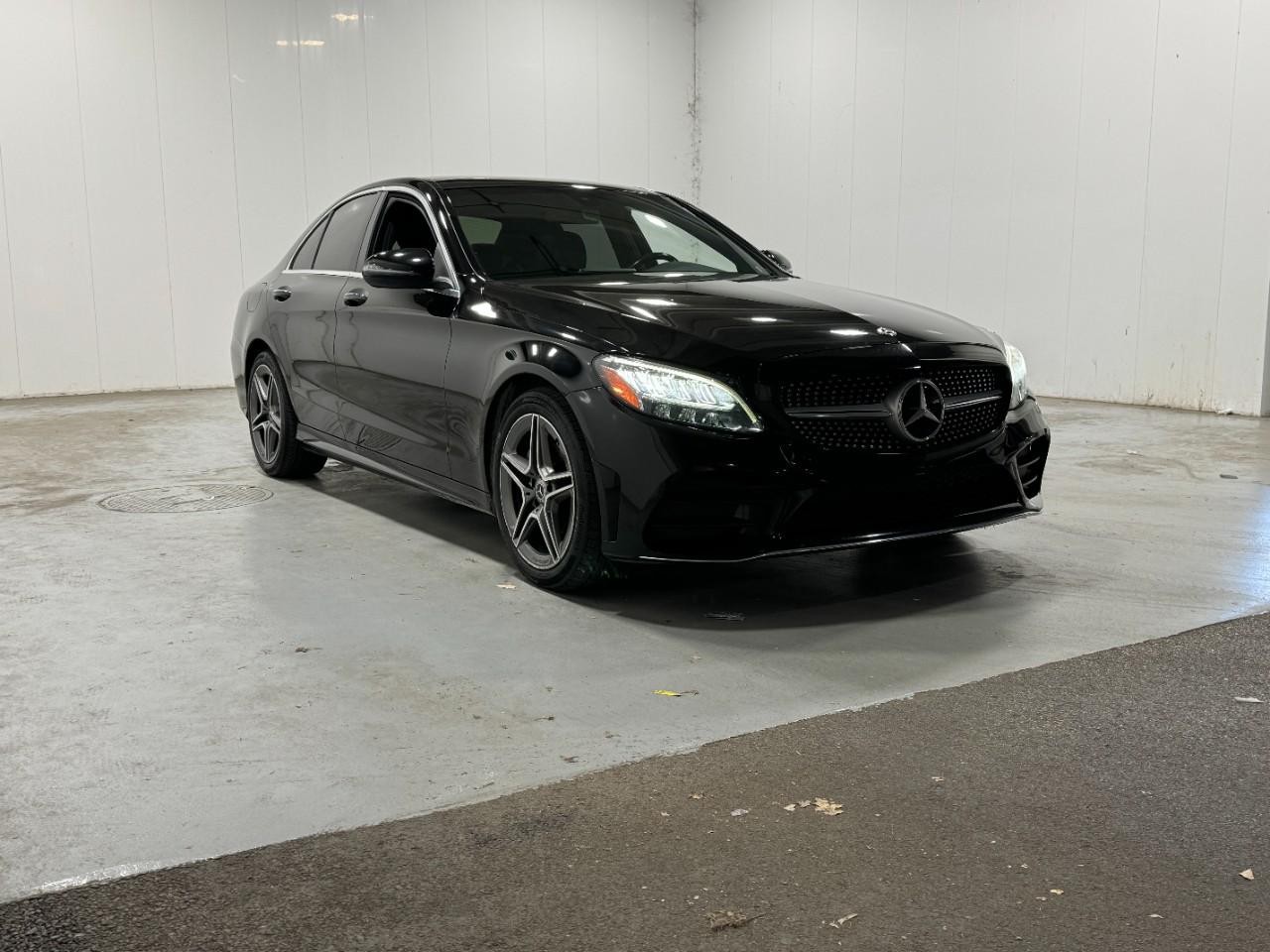 Mercedes-Benz C-Class Vehicle Full-screen Gallery Image 6