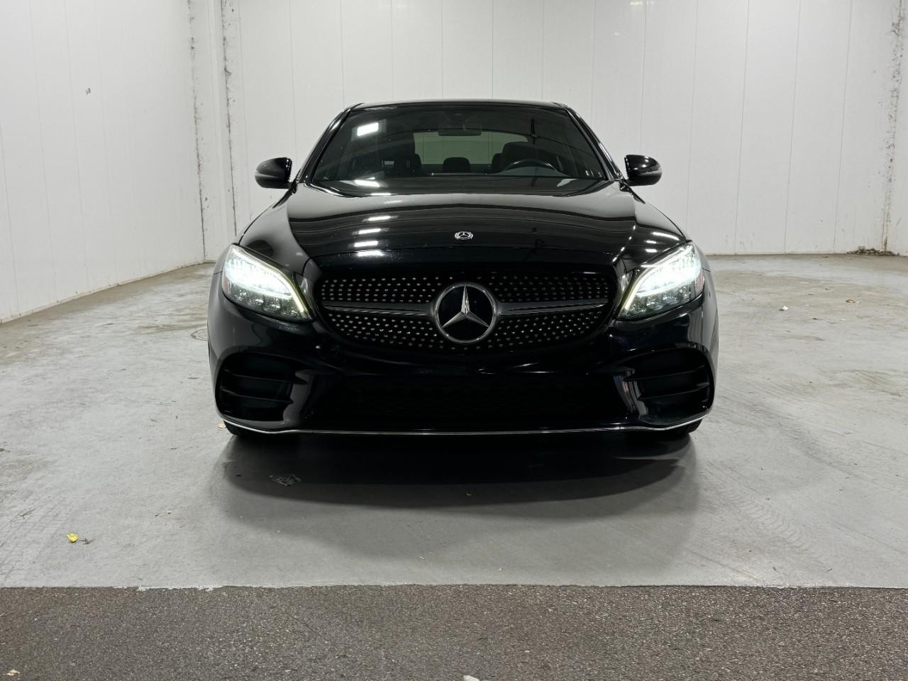 Mercedes-Benz C-Class Vehicle Full-screen Gallery Image 7